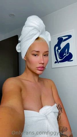 big tits celebrity cleavage fake tits iggy azalea onlyfans clip