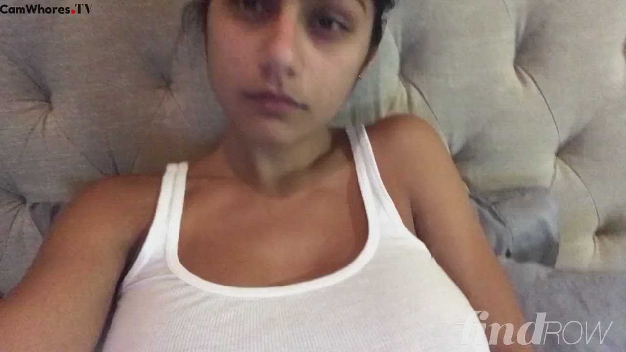 Such a good teasing from mia .. wish she kept doing her thing even on onlyfans showing