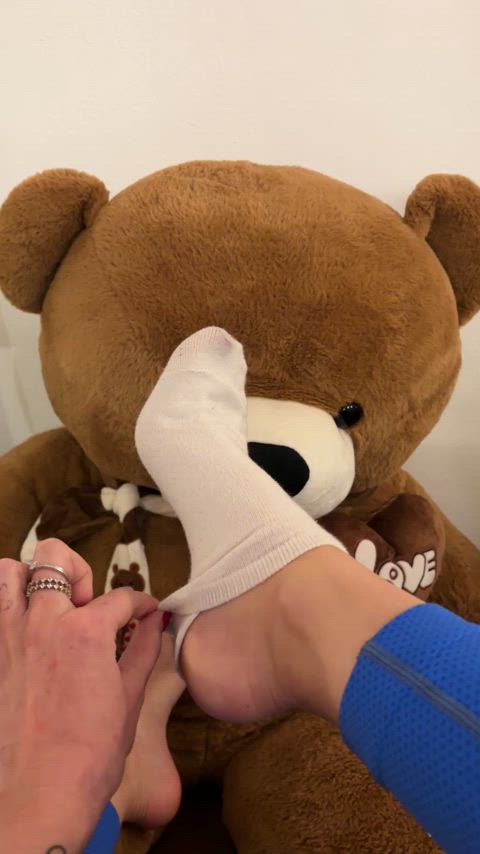 ooh no!! poor Mr. Bear... what if my foot stinks? 😳