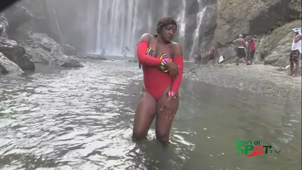 Daniiboo shaking her big booty in a river 🔥