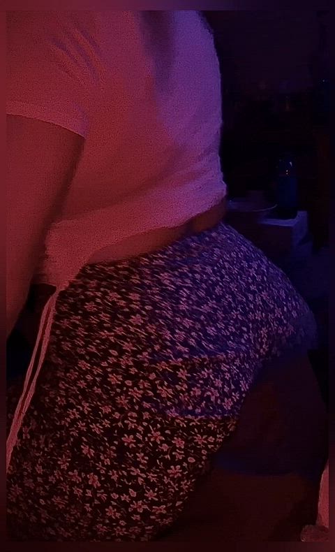 Ass tease in leggings 🍑