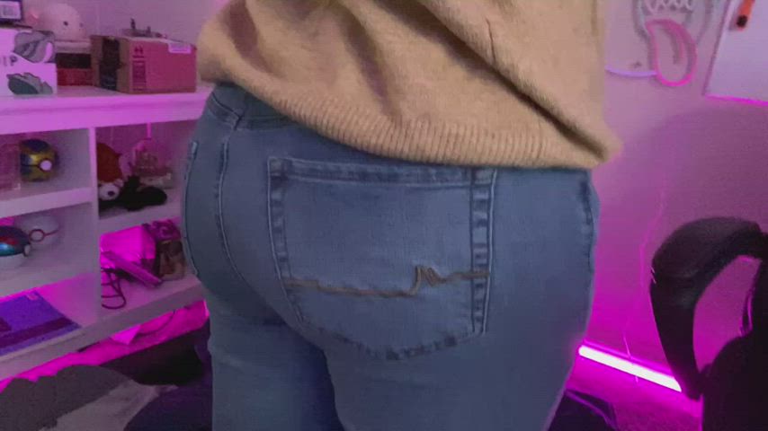 Farting in my jeans while gaming with friends hehe 🥰💕💕
