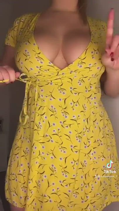 Amateur Huge Tits Stripping Striptease Thick TikTok clip
