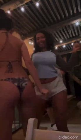 Raven Tracy bouncing her cheeks