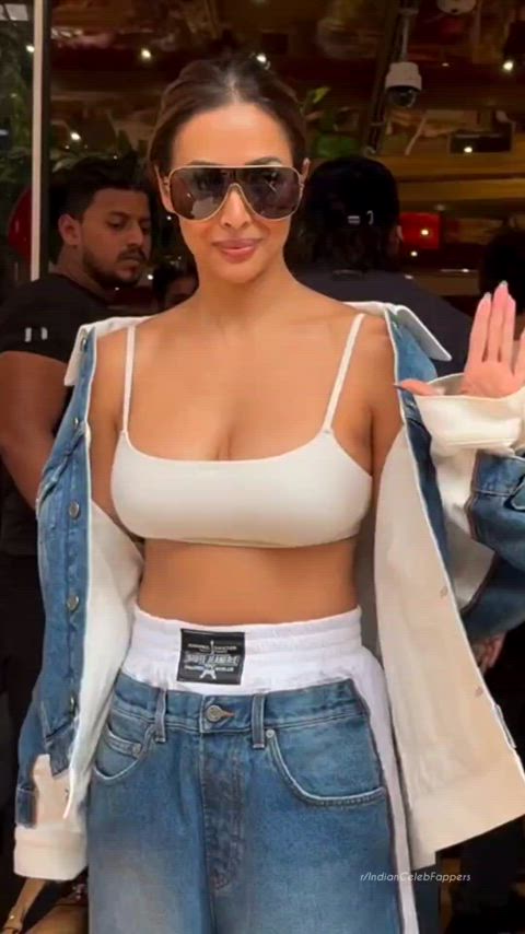 Mommy Malaika Arora's cleavage show in public 