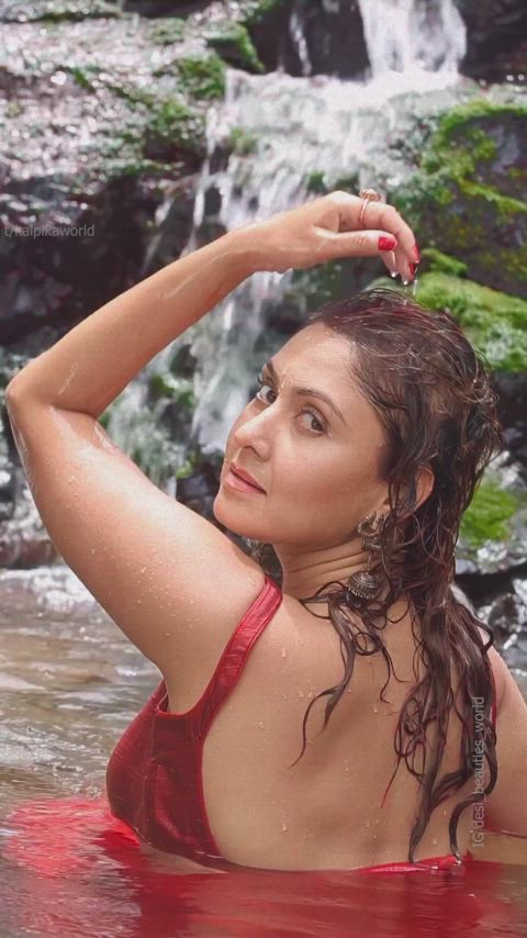 Manjari Fadnis in red saree - Part 2/3