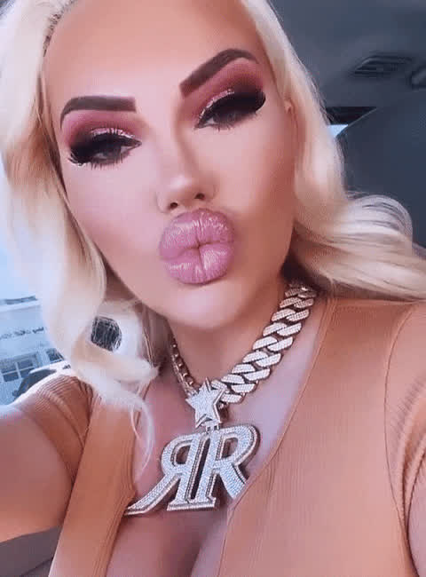 blonde fake lips solo clip