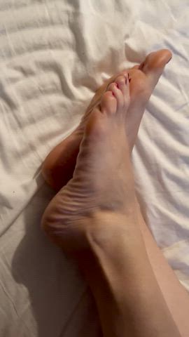 Searching for a new foot fondler to degrade and humiliate!👣🤣