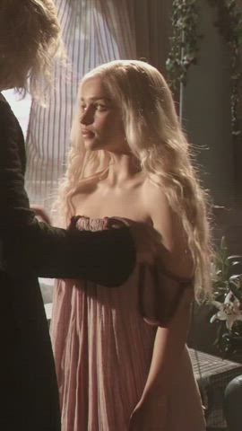 Emilia Clarke's boob jiggle makes me so hard
