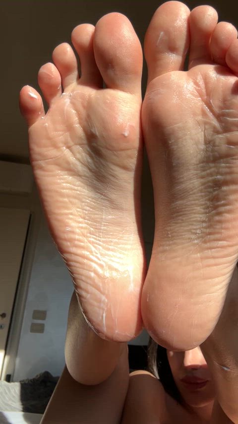 oops, what's that sticky thing on my soles 🧐