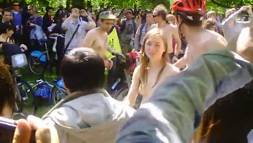 Oxford professor posing naked in public for photos with spectators (part 2)