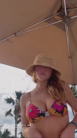 Big Tits Bikini Sydney Sweeney clip