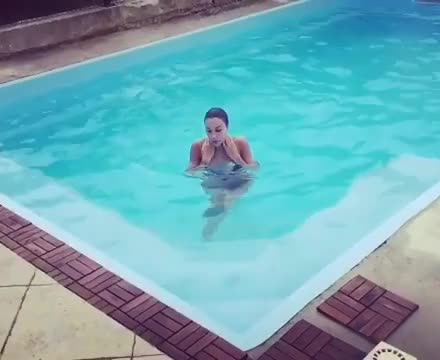 Valentina Fradegrada getting out of a pool - r/coltish
