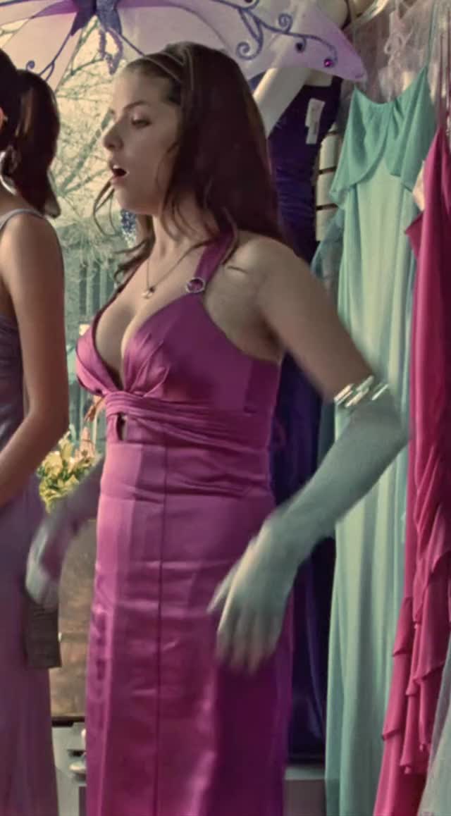 Anna Kendrick - Twilight boobs look good - 01
