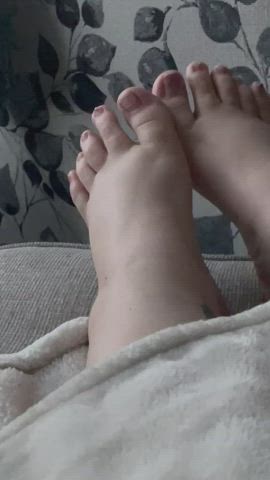 This old pedicure needs your cum and worship