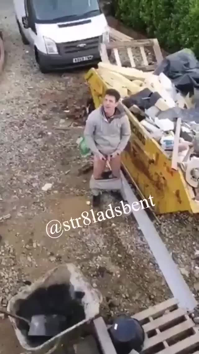 STR8 LADS BENT THOUGHTS - Straight builder pisses and has banter on site