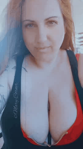 Big Tits Boobs Camgirl Cleavage Curvy Green Eyes MILF Redhead Tits clip