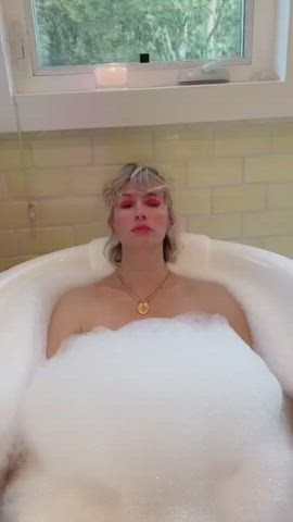 Bathtub January Jones Legs clip