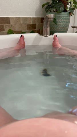 Watch my toes curl in the tub as I orgasm (sound on) 