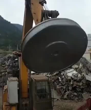 Giant magnet lifts metal elements