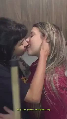 french kissing kissing lesbian clip