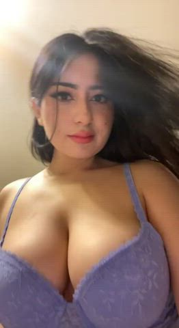 19 years old babe big tits boobs camgirl natural tits tits clip