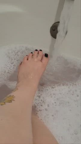 Bathtub Feet Fetish Toes clip