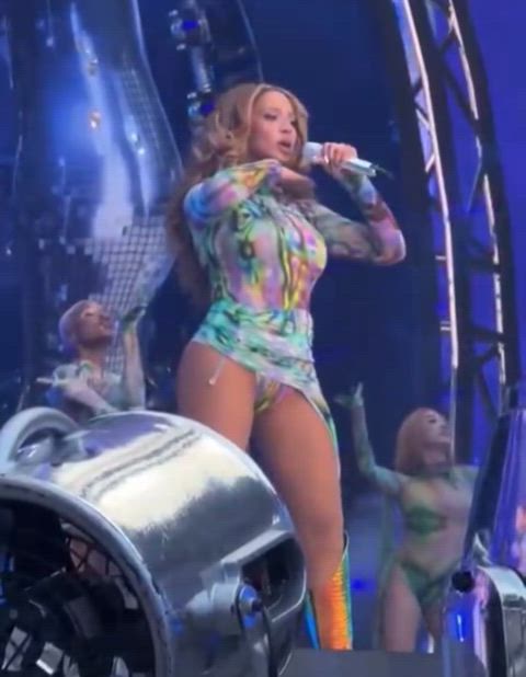 Beyoncé bouncing those milkers