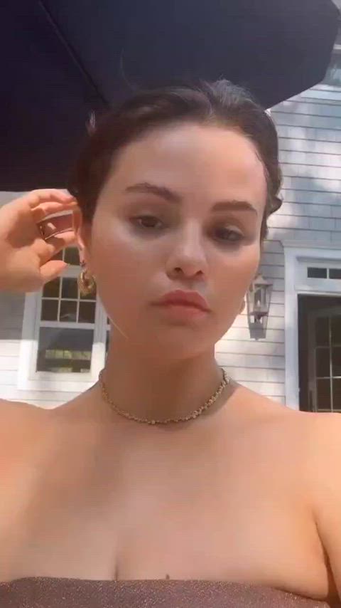 actress big tits celebrity cleavage natural tits selena gomez clip
