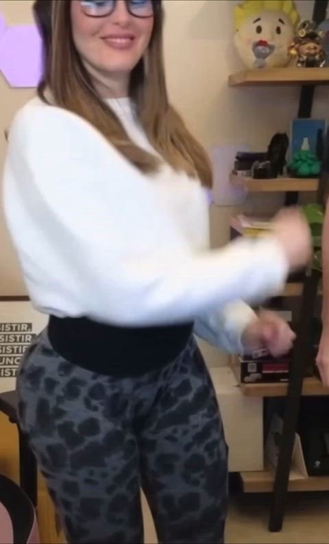Pettans shaking her fat 🍑 (12/02/2023)