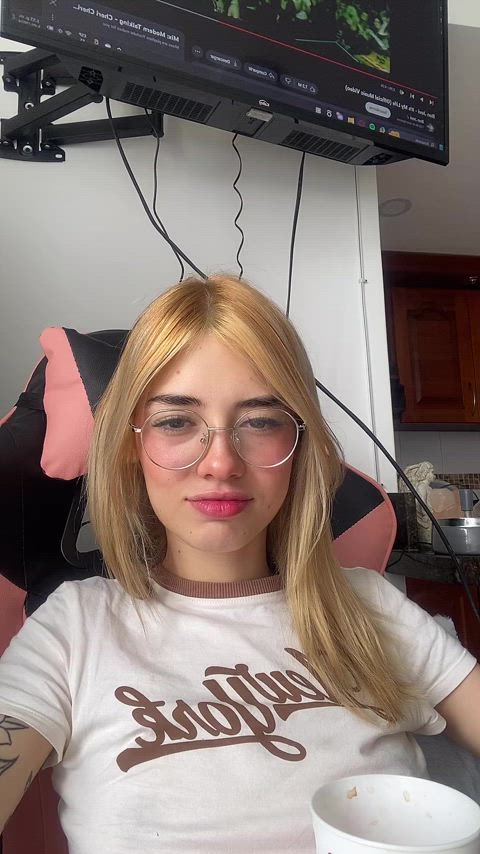 braless colombian cute glasses tiktok tik-tok clip