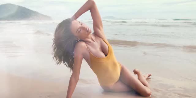 Alessandra Ambrosio clip