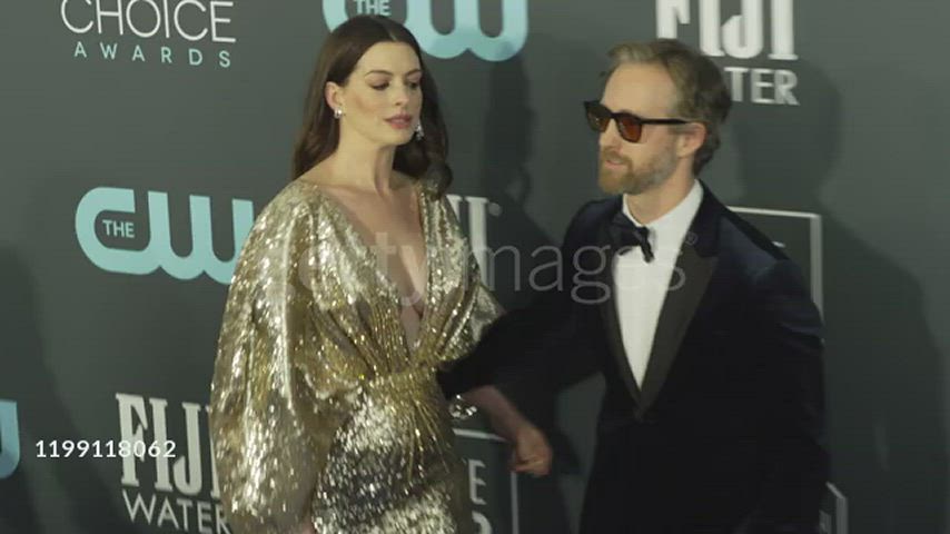 Anne Hathaway Cleavage Tits clip