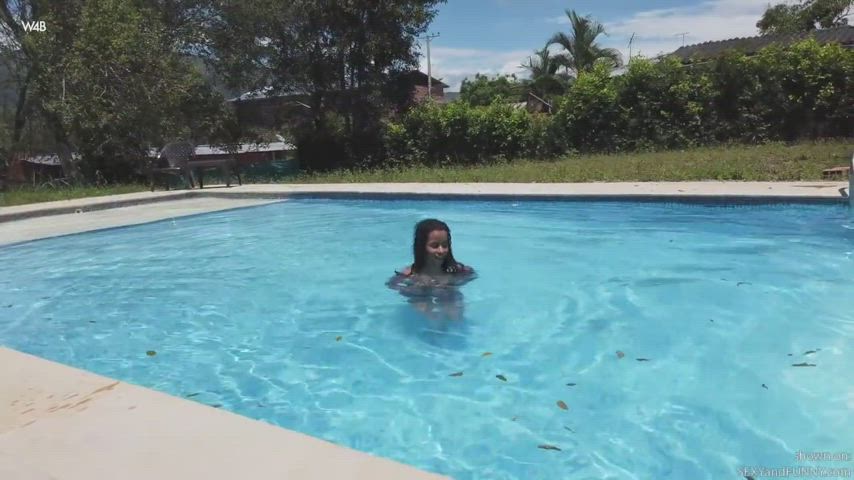 Pool Tits Topless clip