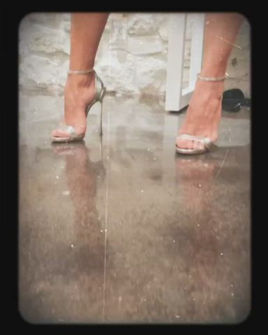 actress ass brunette celebrity college halle berry high heels legs clip