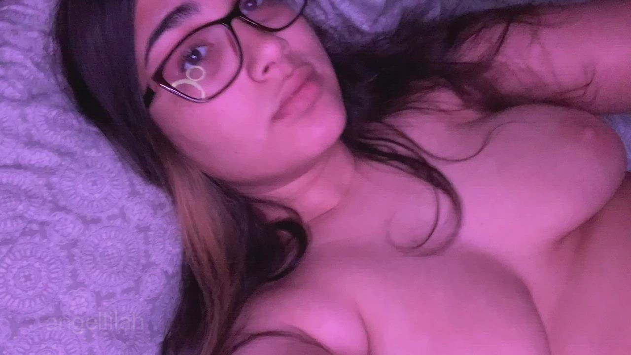 Bare face, hairy pussy 😍