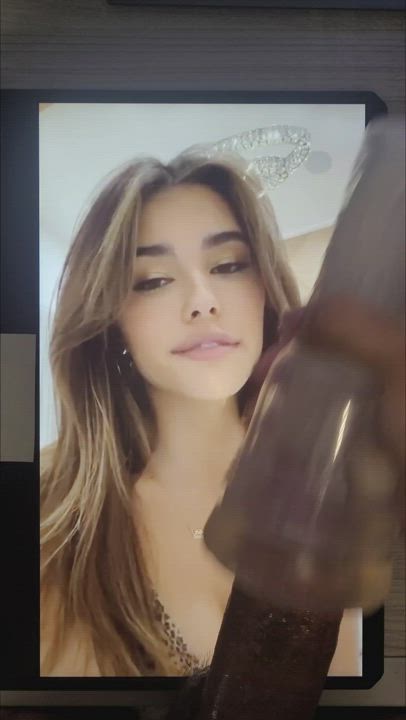 Madison Beer's cleavage here begged me to cum to her 🤤