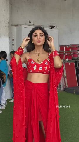 Milf Shilpa adjusting her boobs 💦