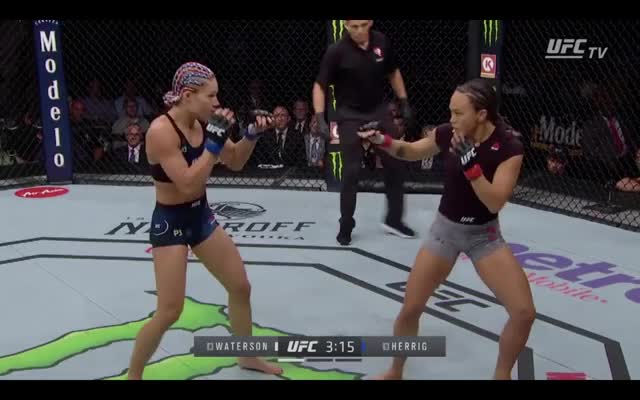 Waterson |Herrig| Foot positioning when she strikes