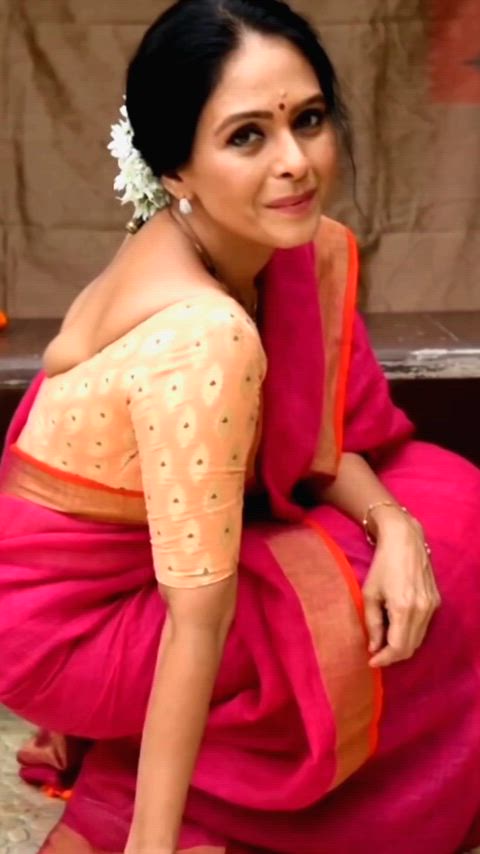Aishwarya Narkar- Jevha ti tumhala baghtana pakadte