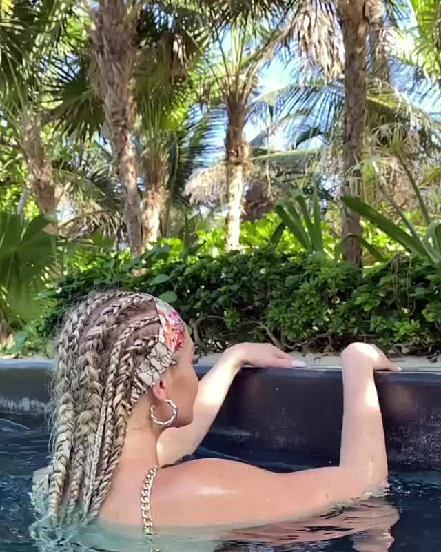 Courtney Tailor - Ass From Pool