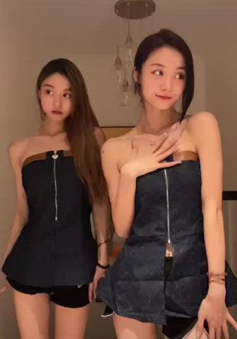 Left or right? Which of the sister would you choose?