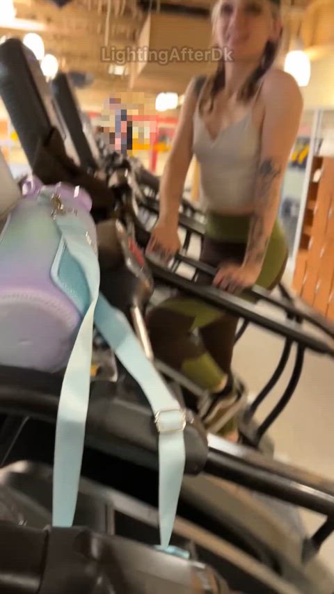 Gym cutie flashes, with closeup and slowmo