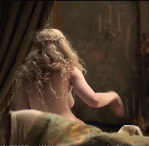 Ella-Fanning-Naked-and-Topless-2