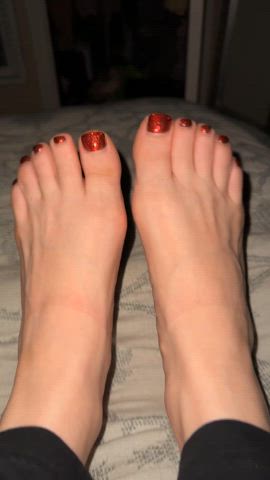 Such a pretty pedicure and strong feet :)
