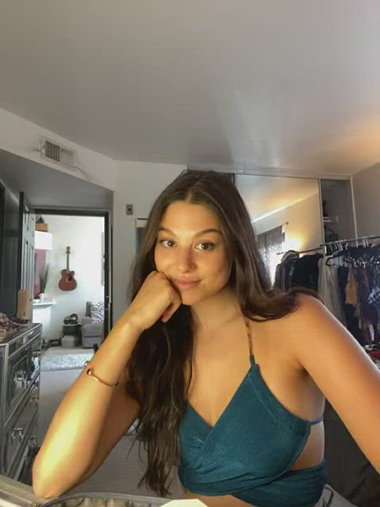 Brunette Kira Kosarin Selfie clip