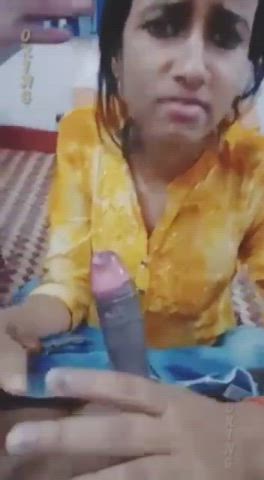 CUTE DESI BABE SUCKING HER BOYFRIEND DICK FOR THE FIRST TIME [LINK IN COMMENT] ??