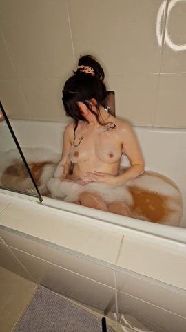 Can someone come help this pregnant hottie in the bath?