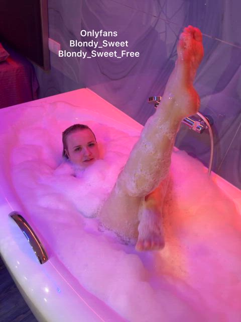 chubby cute dirty feet feet funny legs onlyfans rubbing shower thick chubby-girls