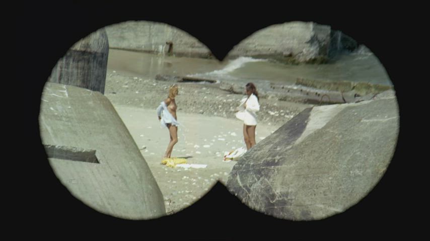 To topløse piger på stranden i Olsen Banden i Jylland (Bente Andersen og Tina Reynold)